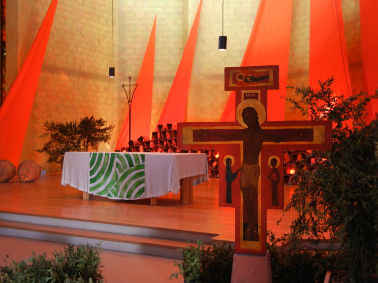 Taizé Altarraum 2013 - Foto: L. Anbergen