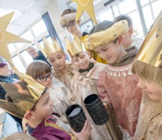 Die Sternsinger bringen den Segen zur Ostfriesen Zeitung. (Foto: Klaus Ortgies - Ostfriesen-Zeitung)