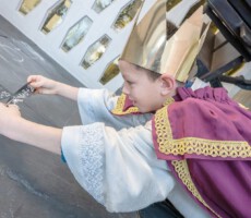 Die Sternsinger bringen den Segen zur Ostfriesen Zeitung. (Foto: Klaus Ortgies - Ostfriesen-Zeitung)