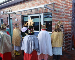 Die Sternsinger Weener besuchten auch verschiedene Altenheime. (Foto: Jens Völker)